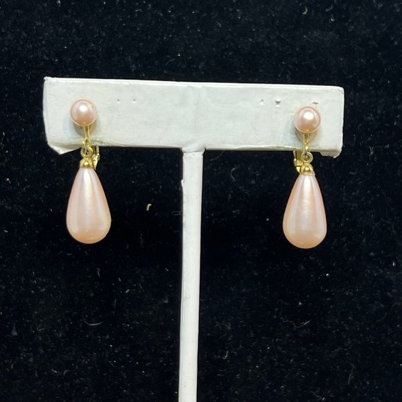 Unbranded Jewelry - Vintage Gold Tone Faux Pink Pearl Screw Hinged Clip On Earrings (3518)